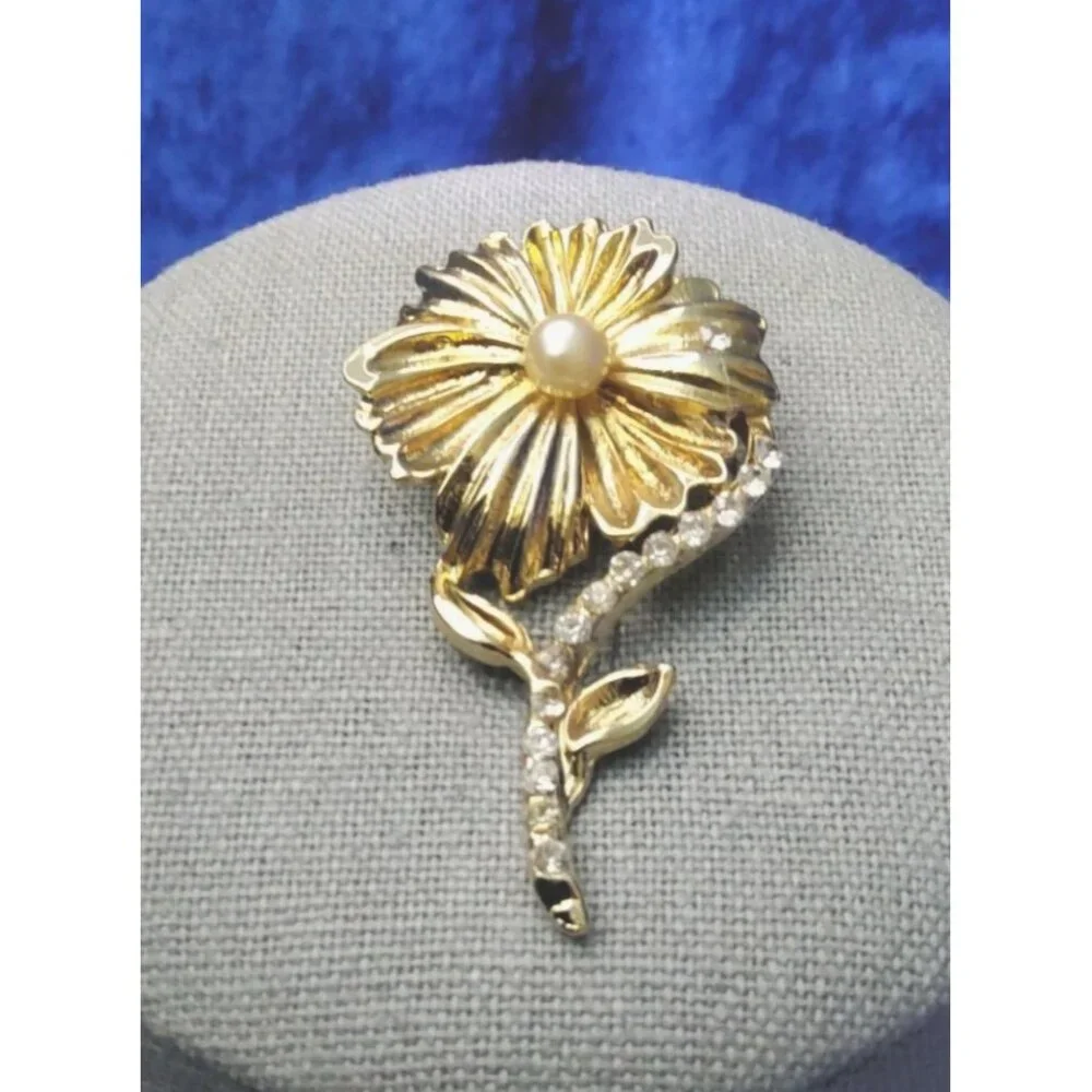 vintage gold tone floral design chrystal lined stem brooch